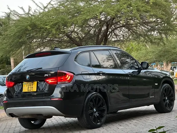 BMW X1 2010 Nyeusi - 1