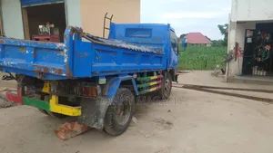 Lori la Mitsubishi Canter Tipper
