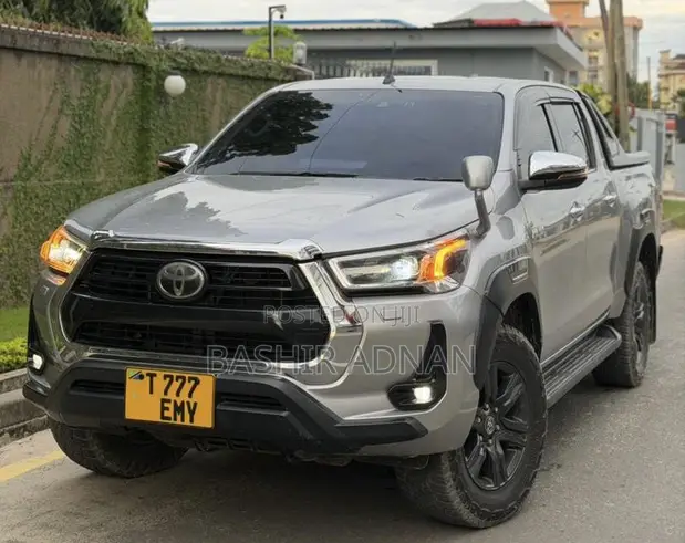 Toyota Hilux Revo Double Cab 2.4 Diesel RWD 2021 Silver - 1