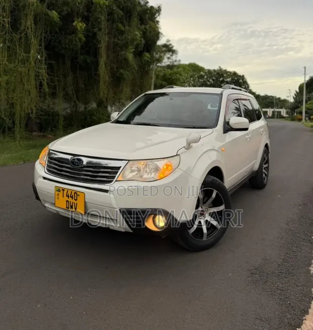 Subaru Forester 2010 White - 1