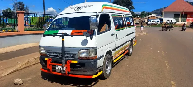 Toyota HiAce 2002 White - 1