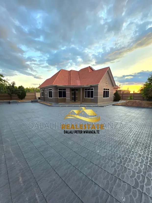 4 Bedroom House for Rent in Mkolani - 1