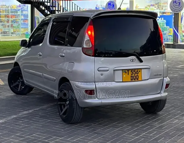Toyota Fun Cargo 2004 Nyeupe - 1