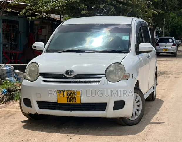 Toyota Sienta 2004 White - 1