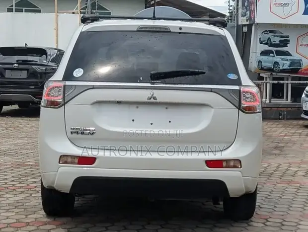 Mitsubishi Outlander 2.4 PHEV AWD 2015 White - 1