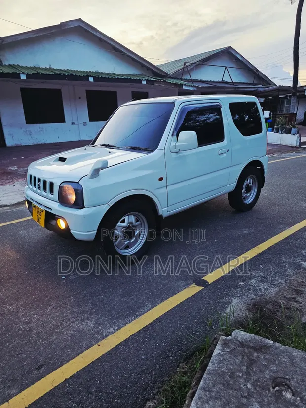 Suzuki Jimny 2000 White - 1