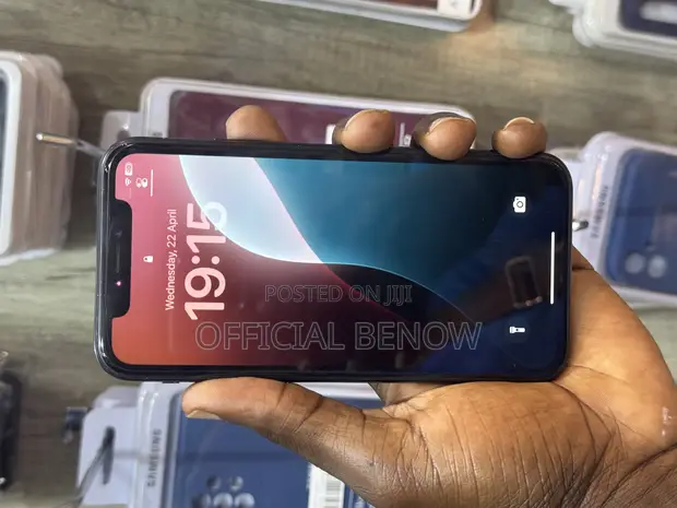 Apple iPhone XR 128GB Black - 1