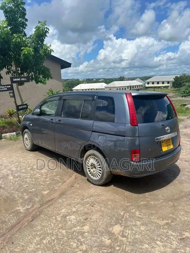 Toyota Isis 2008 Gray - 1