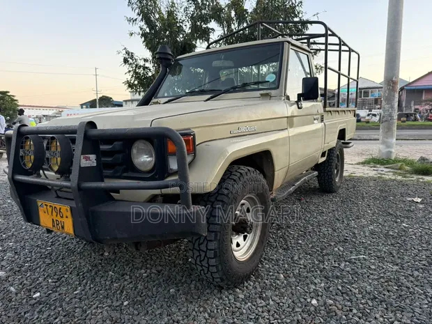 Toyota Land Cruiser Pickup 2015 Gold - 1