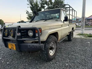 Toyota Land Cruiser Pickup 2015 Gold