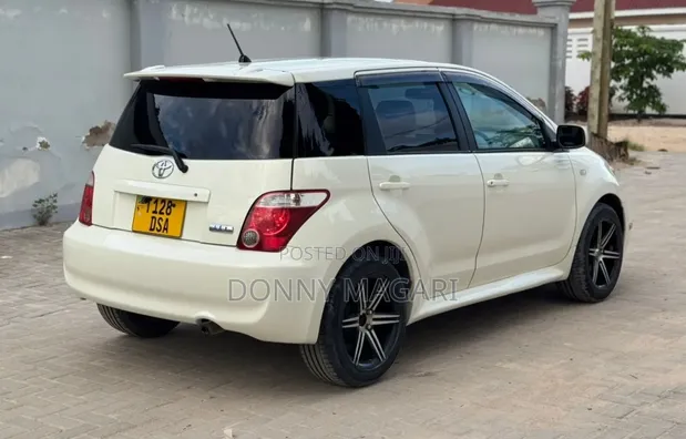 Toyota IST 2006 White - 1