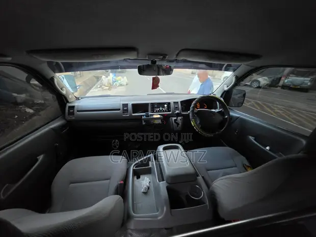 Toyota Quantum 2010 White - 1