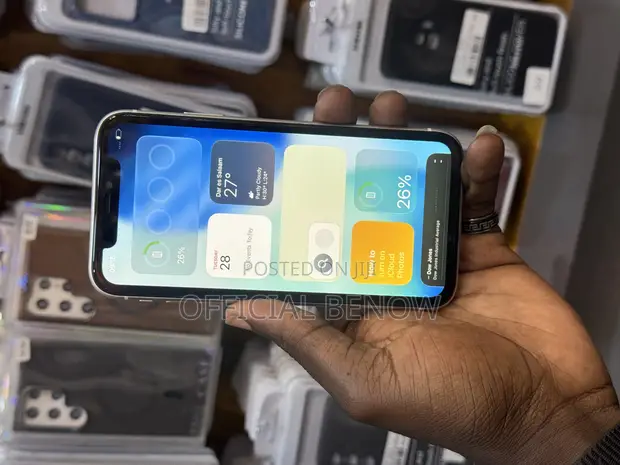 Apple iPhone 11 64GB White - 1
