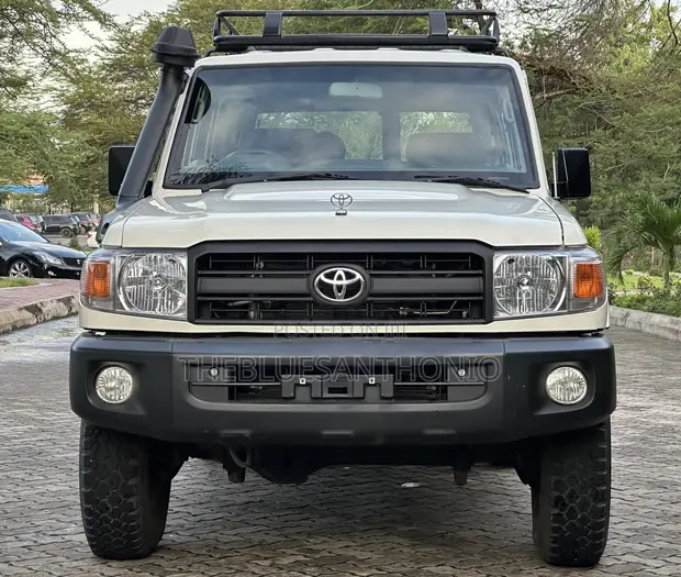 Toyota Land Cruiser Hardtop LX 2017 White - 1