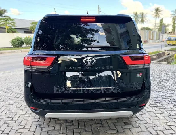 Toyota Land Cruiser LC300 GR Sport 2023 Nyeusi - 1