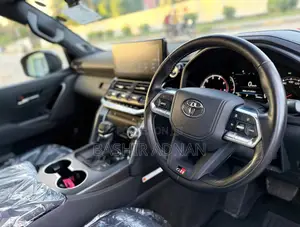 Toyota Land Cruiser LC300 GR Sport 2023 Nyeusi