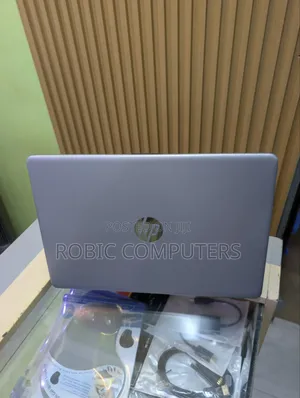 Laptop HP 250 G10: Intel Core i7, 16GB RAM, 512GB SSD