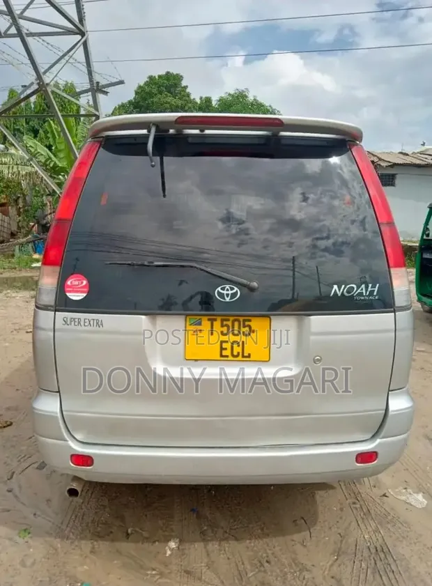 Toyota Noah 2003 Silver - 1