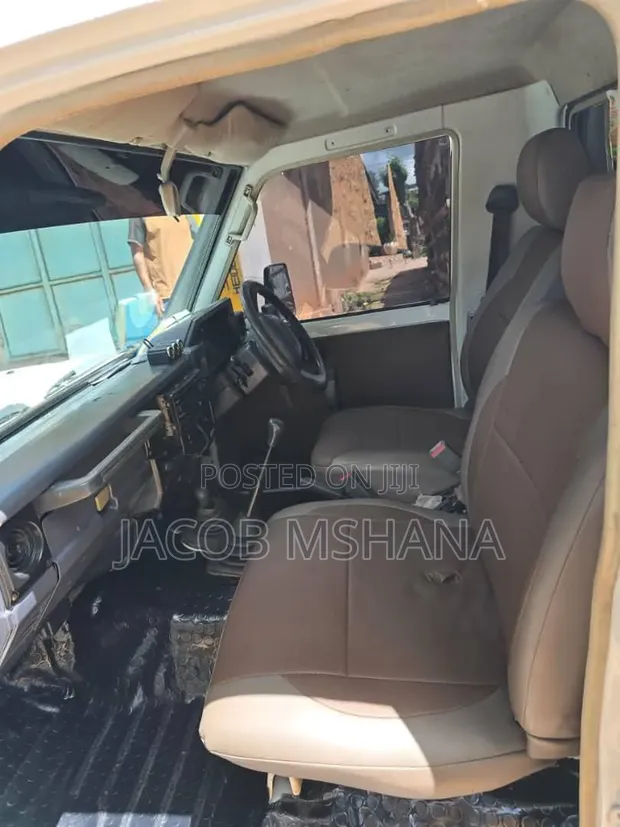 Toyota Land Cruiser 2002 White - 1