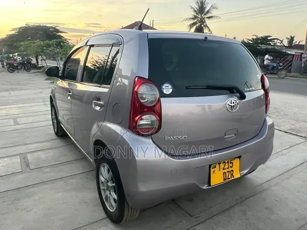 Toyota Passo 2011 Gray - 1