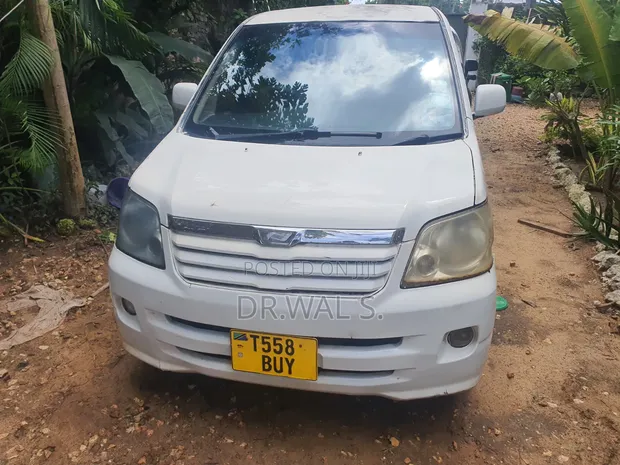 Toyota Noah 2.0 AWD (8 Seater) 2002 White - 1