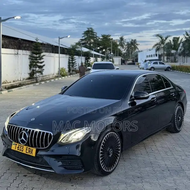 Mercedes-Benz E200 2016 Nyeusi - 1