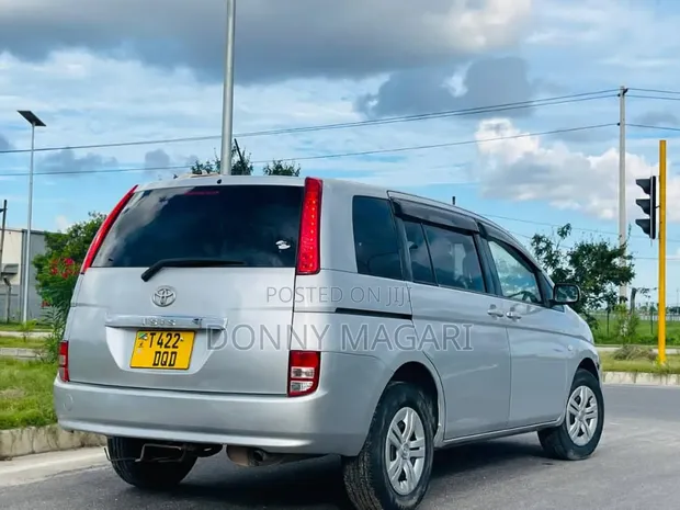Toyota ISIS 2006 Silver - 1
