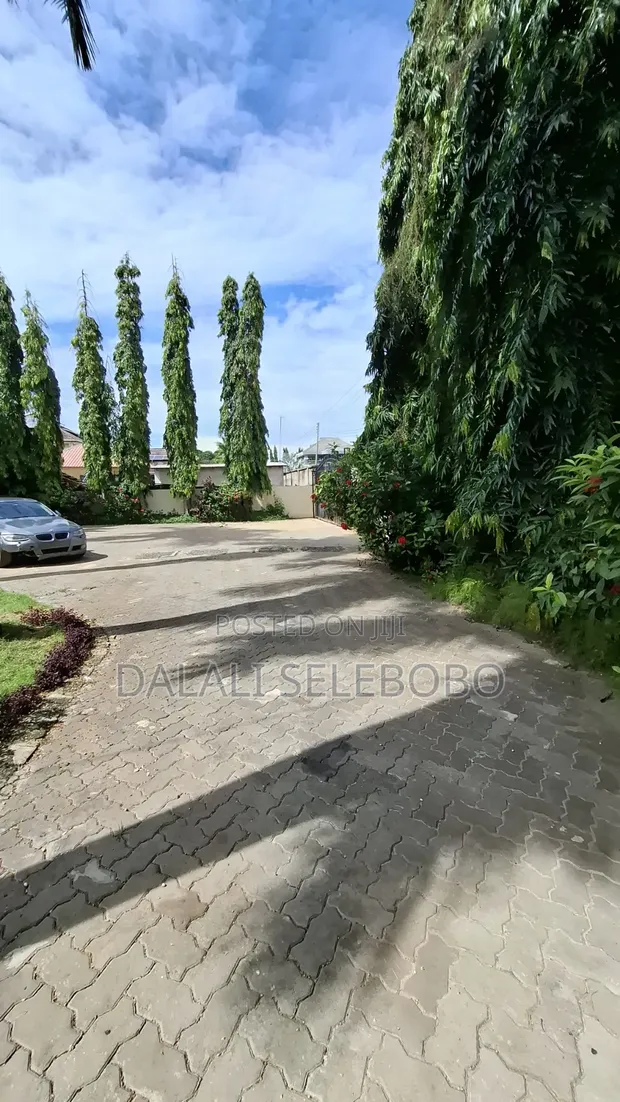 Bungalow ya Vyumba 3 vya Kulala, Imejengwa na Samani, kwa Ajili ya Kupanga Bahari Beach, Kunduchi - 1