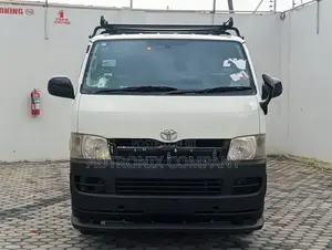 Toyota HiAce Quantarm 2006 White