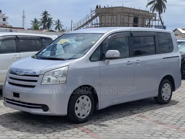 Toyota Noah 2.0 143hp AWD (7 Seater) 2009 Silver - 1