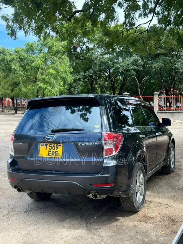 Subaru Forester 2012 Black - 1