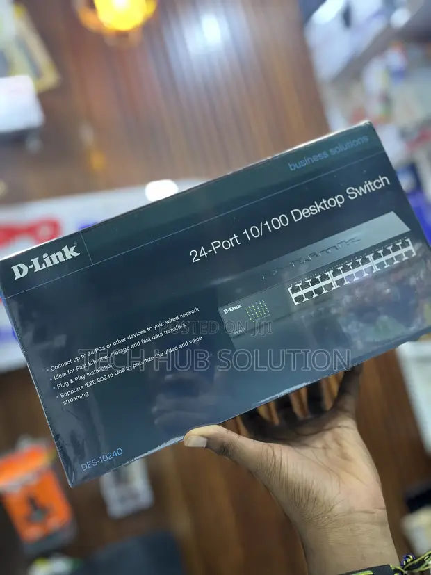 D-Link 24-Port 10/100 Desktop Switch (DES-1024D) - 1