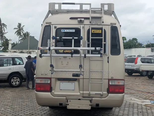 Toyota Coaster 2004 - Dhahabu - 1