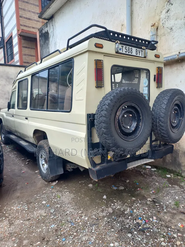 Toyota Land Cruiser 2005 Beige - 1