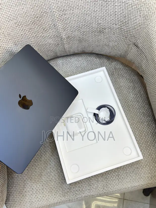 Apple MacBook Air 2022 M2 8GB RAM 256GB SSD - 1