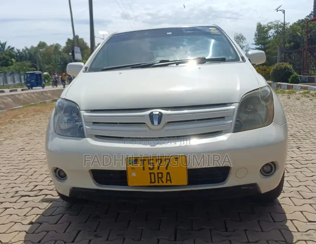 Toyota IST 2004 White - 1