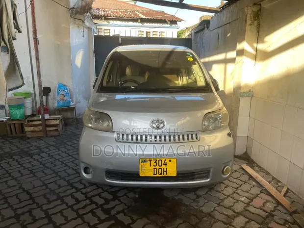 Toyota Porte 2004 Silver - 1