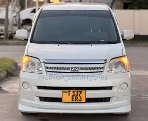 Toyota Noah 2005 Nyeupe