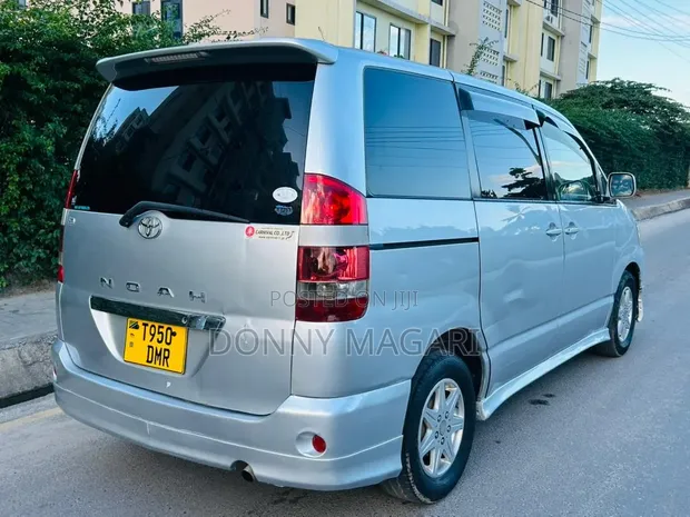 Toyota Noah 2005 Silver - 1