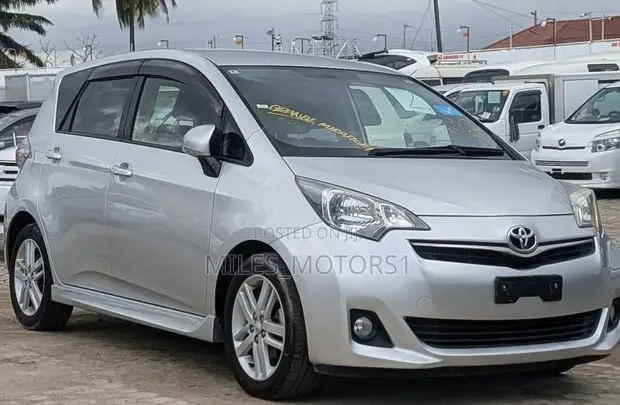 Toyota Ractis 2012 Silver - 1