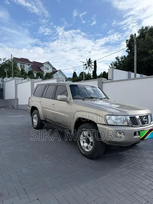 Nissan Patrol 2011 Gold - 1
