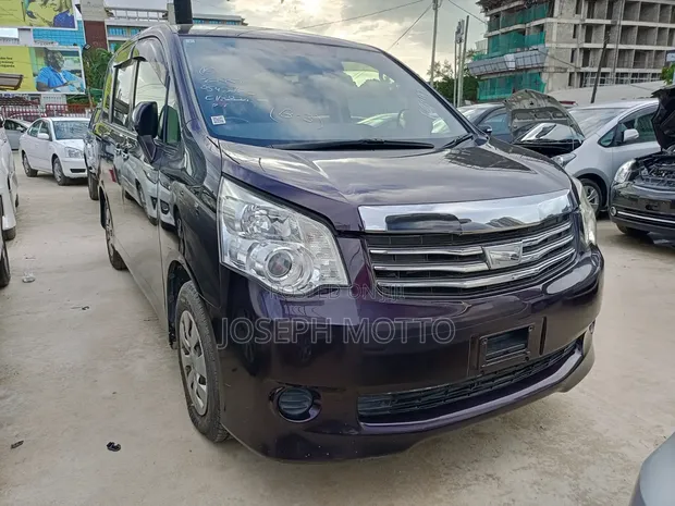 Toyota Noah 2.0 143hp AWD (7 Seater) 2013 Maroon - 1
