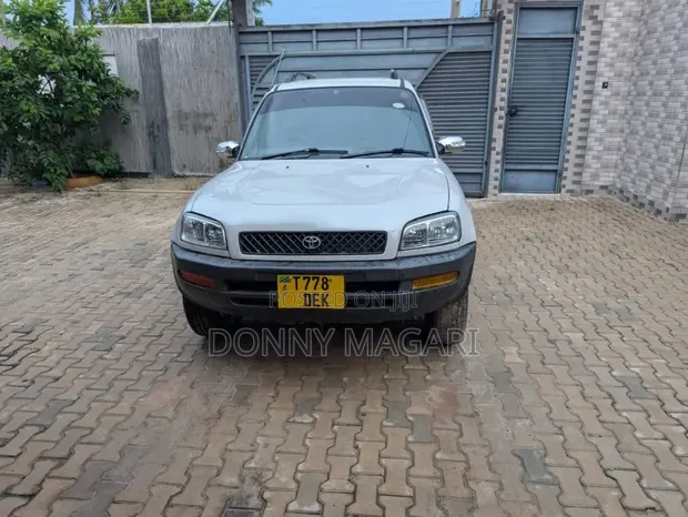 Toyota RAV4 1999 White - 1