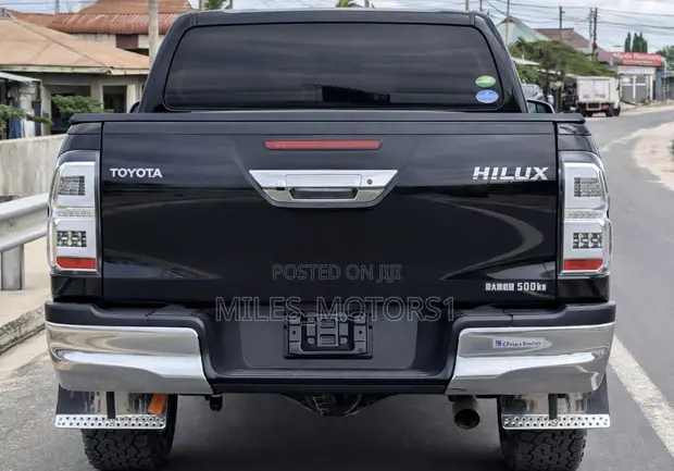 2018 Toyota Hilux Double Cab - Metallic Black - 1