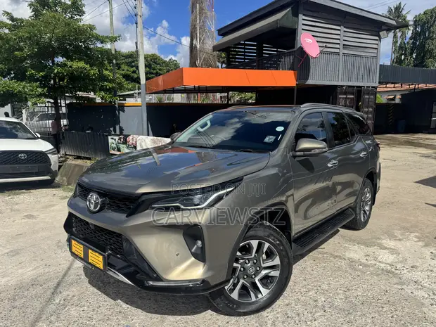 Toyota Fortuner 2.4 D AWD 2023 Kahawia - 1