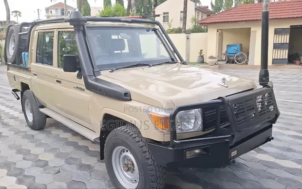 Toyota Land Cruiser 2017 Beige - 1