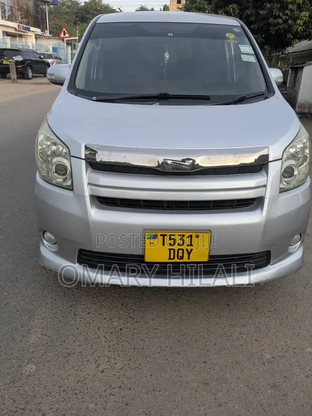 Toyota Noah 2009 Silver - 1