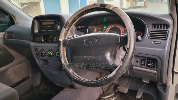 Toyota Noah 2002 Silver - 1