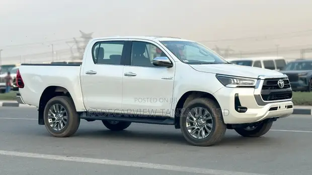 Toyota Hilux 2025 Double Cab 4x4 Mpya - 1