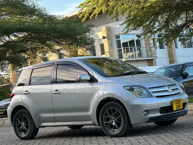 Toyota IST 2005 Silver - 1